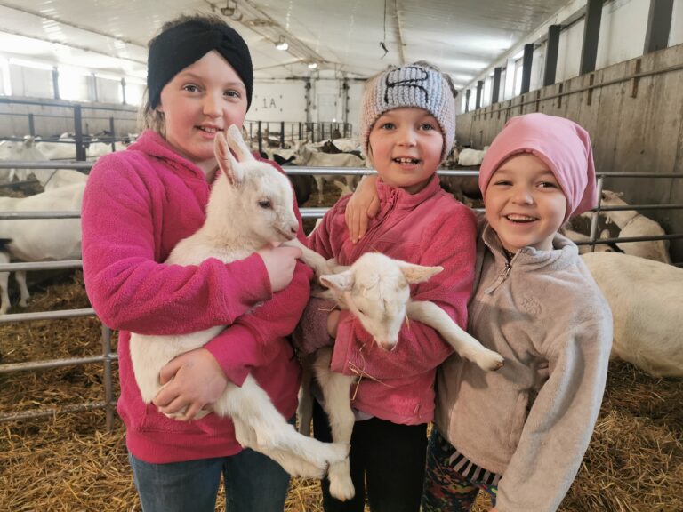 Équipe - Les trois filles avec des chèvres